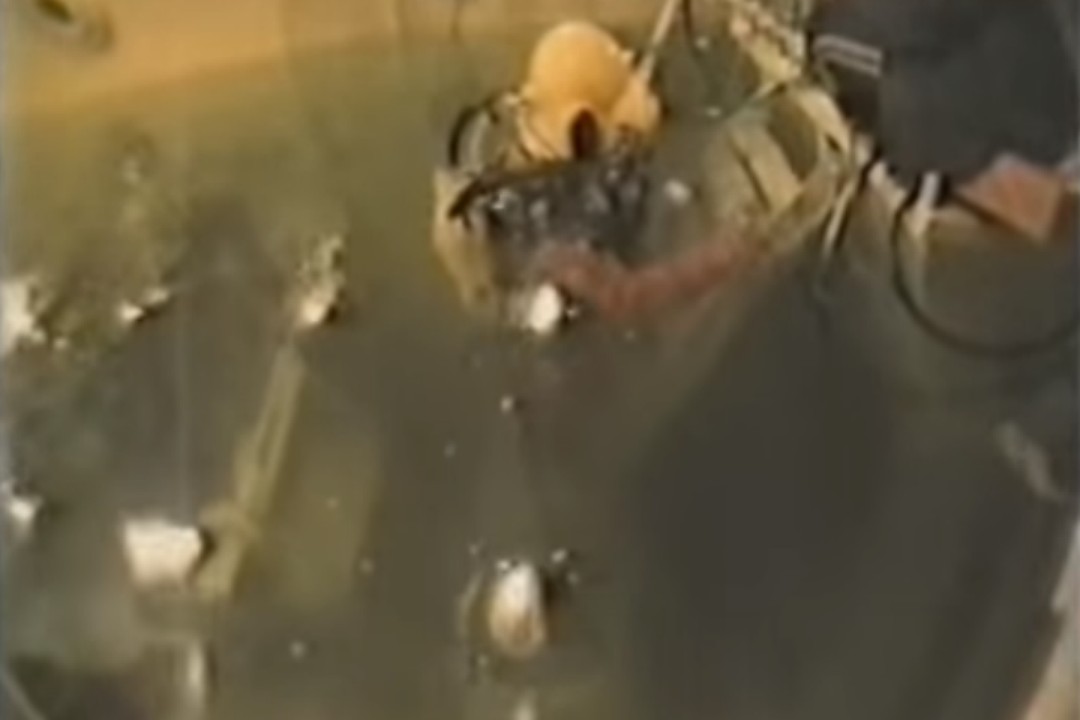 Водолазы не просто жили в барокамере, но и работали в ней под водой Фото: кадр из фильма